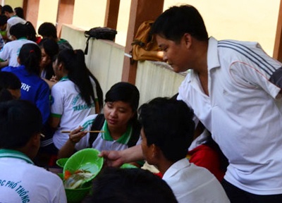 Giao vien lam 'anh nuoi' cho hoc sinh hinh anh