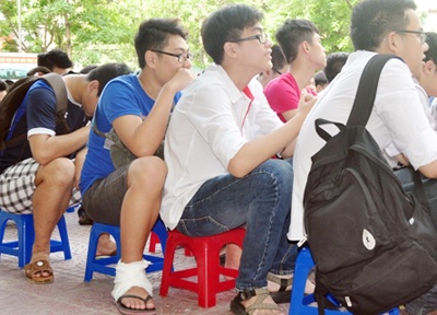 Thi sinh mang bung bau, chong nang di thi tot nghiep hinh anh