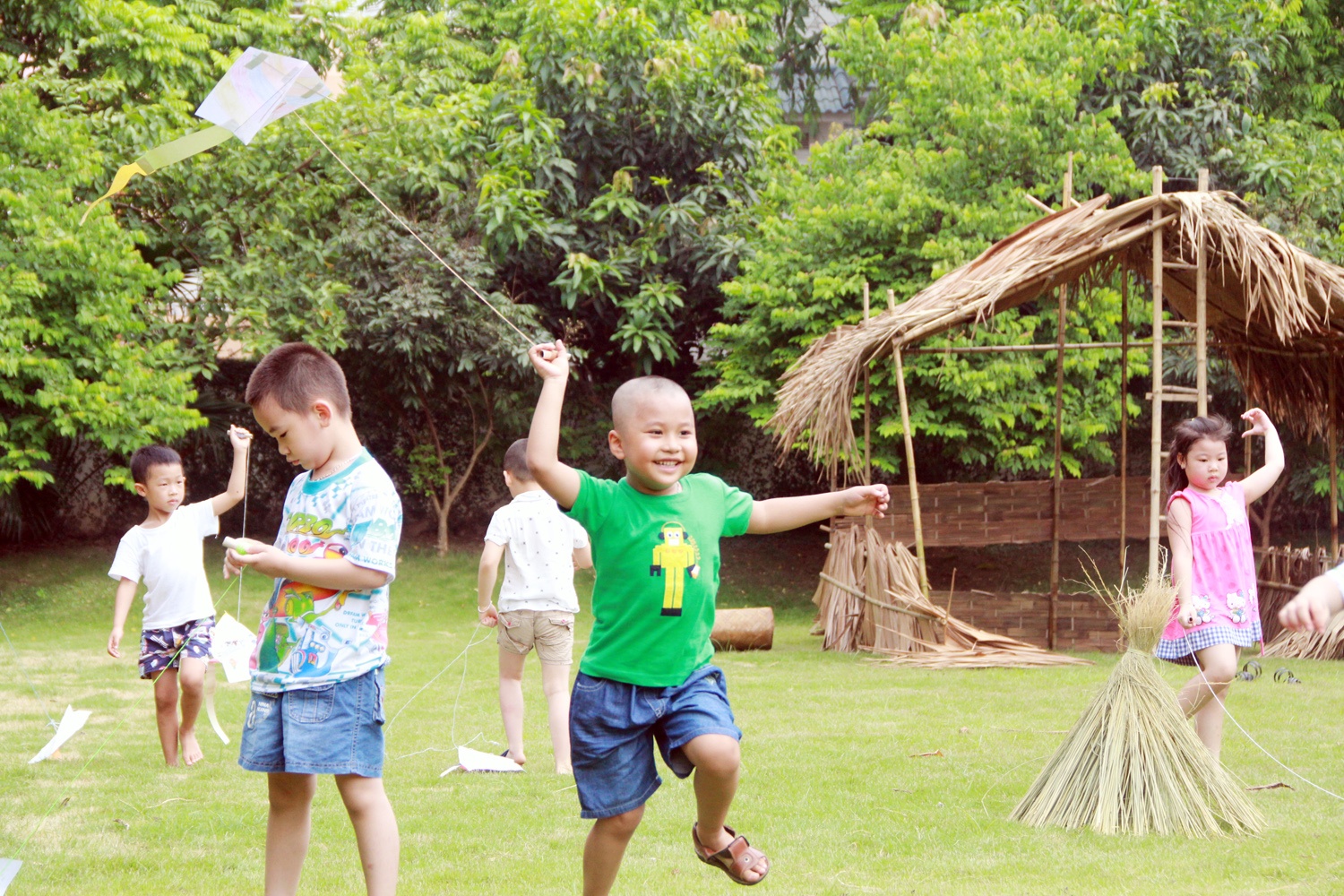 Tre mam non thich thu voi trai he nhu mien que hinh anh