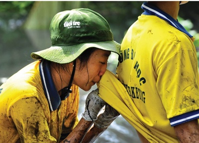 Bo tranh 'Thanh nien chuan - Tinh nguyen chuan' hinh anh