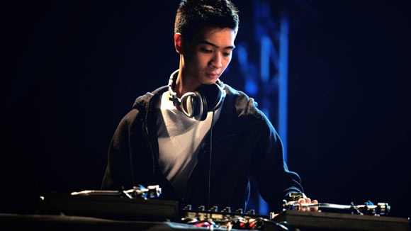 DJ ke chuyen bi ga tinh hinh anh