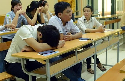 Mang dien thoai vao phong thi, 12 si tu bi ky luat hinh anh