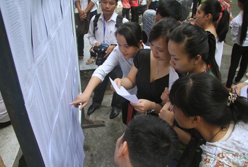 Hom nay, si tu bat dau lam thu tuc du thi dai hoc dot 1 hinh anh