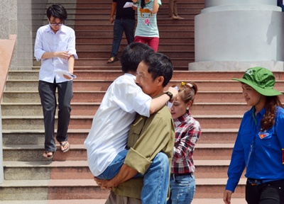 Cha gia be con trai 40 kg di thi dai hoc hinh anh