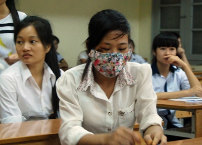 Nu sinh mang nhieu vet khau vao truong thi hinh anh