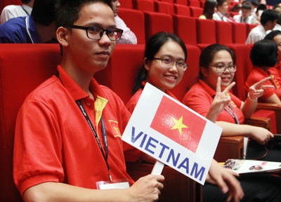 HS Viet Nam mac ao co do sao vang khai mac Olympic Hoa hoc hinh anh