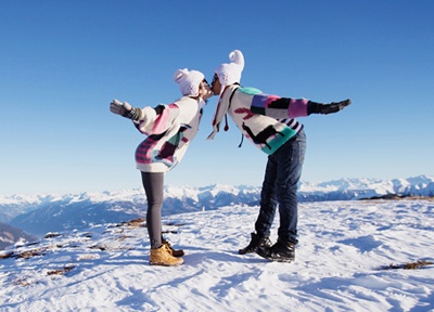 Bo anh cuoi dac biet cua cap doi Viet giua tuyet trang hinh anh