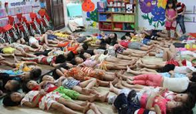 Phu huynh lo be mam non bi tho hinh anh