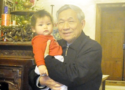 Ong giao 82 tuoi den bai rac tim hoc sinh day hoc mien phi hinh anh