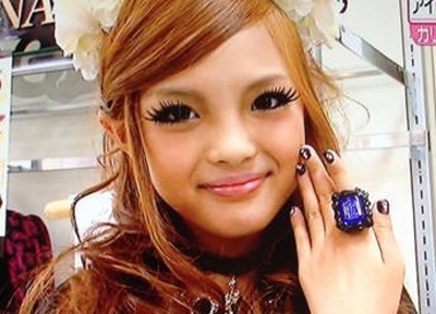 Be 9 tuoi trang diem gia nhu 30 hinh anh