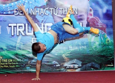 'Di nhan' tang bong quyen tien to chuc Trung thu cho tre hinh anh