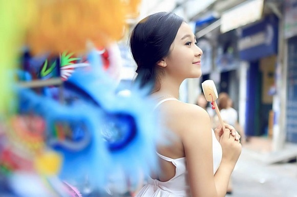 Tam Trieu Dang dien vay goi cam dao choi o pho long den hinh anh