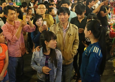 Thieu nu bi ke bien thai quay roi o pho long den hinh anh