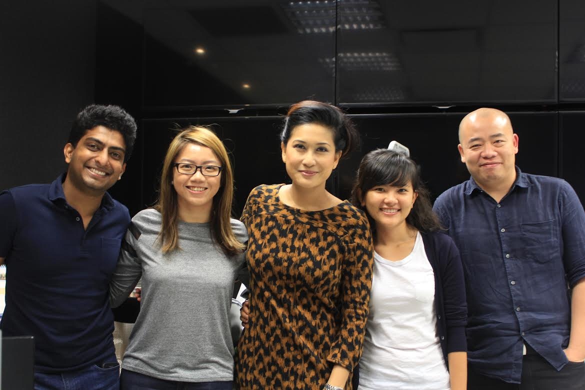 Ông Ang (ngoài cùng bên phải) và Mai (thứ hai từ phải sang) cùng nhóm sản xuất  chương trình SuperSport360.