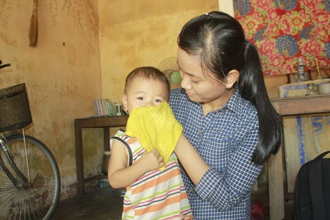 Co sinh vien ngheo gat nuoc mat roi giang duong hinh anh