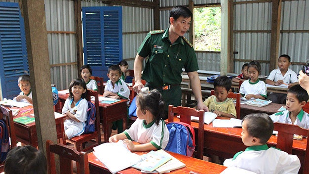 Kho di, thay cong em di hinh anh