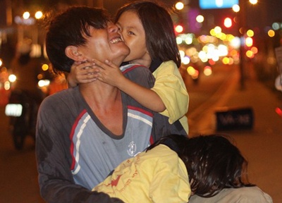 Tam thu cua nguoi cha song via he cung hai dua tre hinh anh