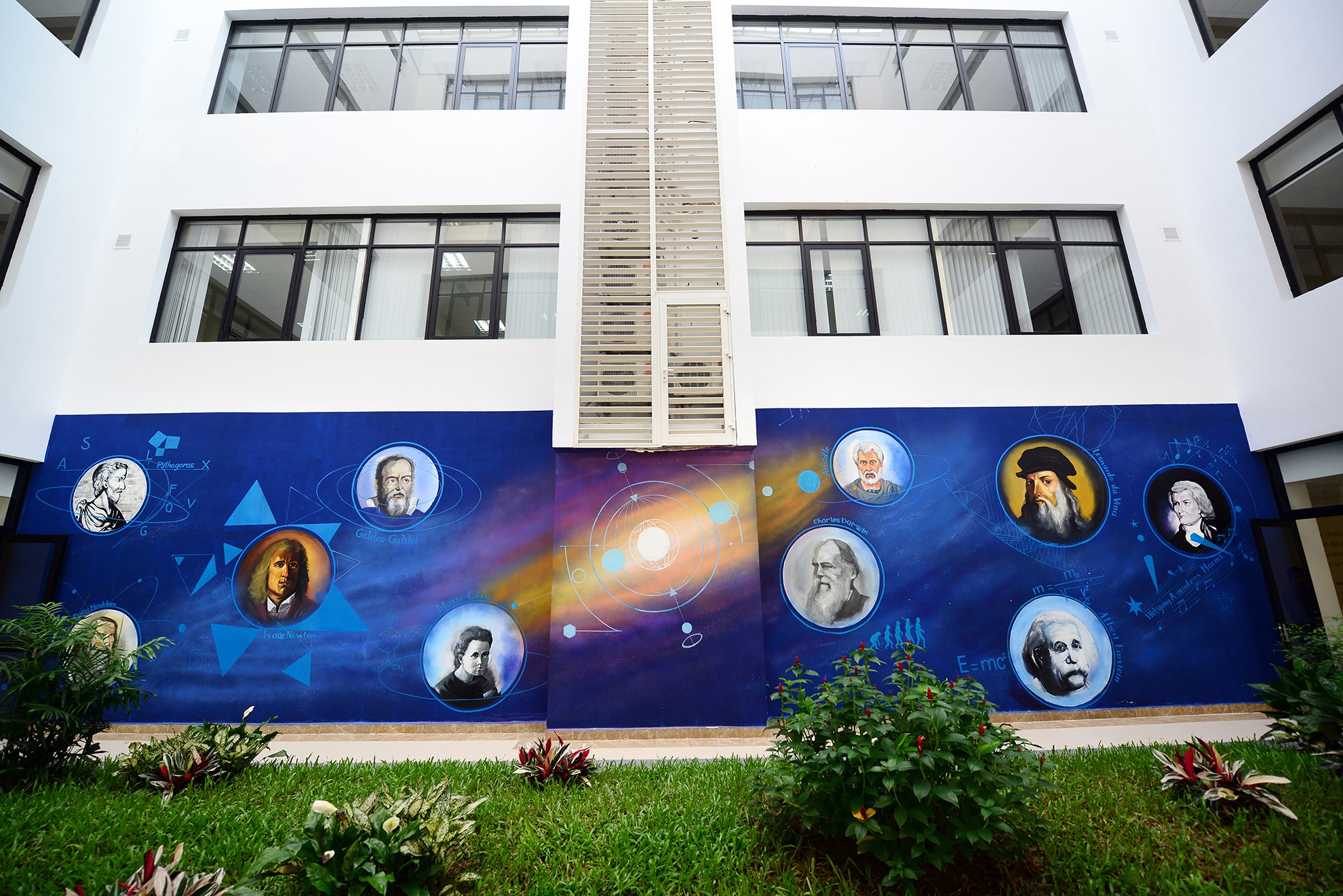 Giữa các khối lớp là khoảng giếng trời rộng, cung cấp ánh sáng cho các phòng họckhoảng không gian thư giãn. Trang trí cho bức tường của giếng trời là chân dung 9 nhà khoa học nổi tiếng thế giới.