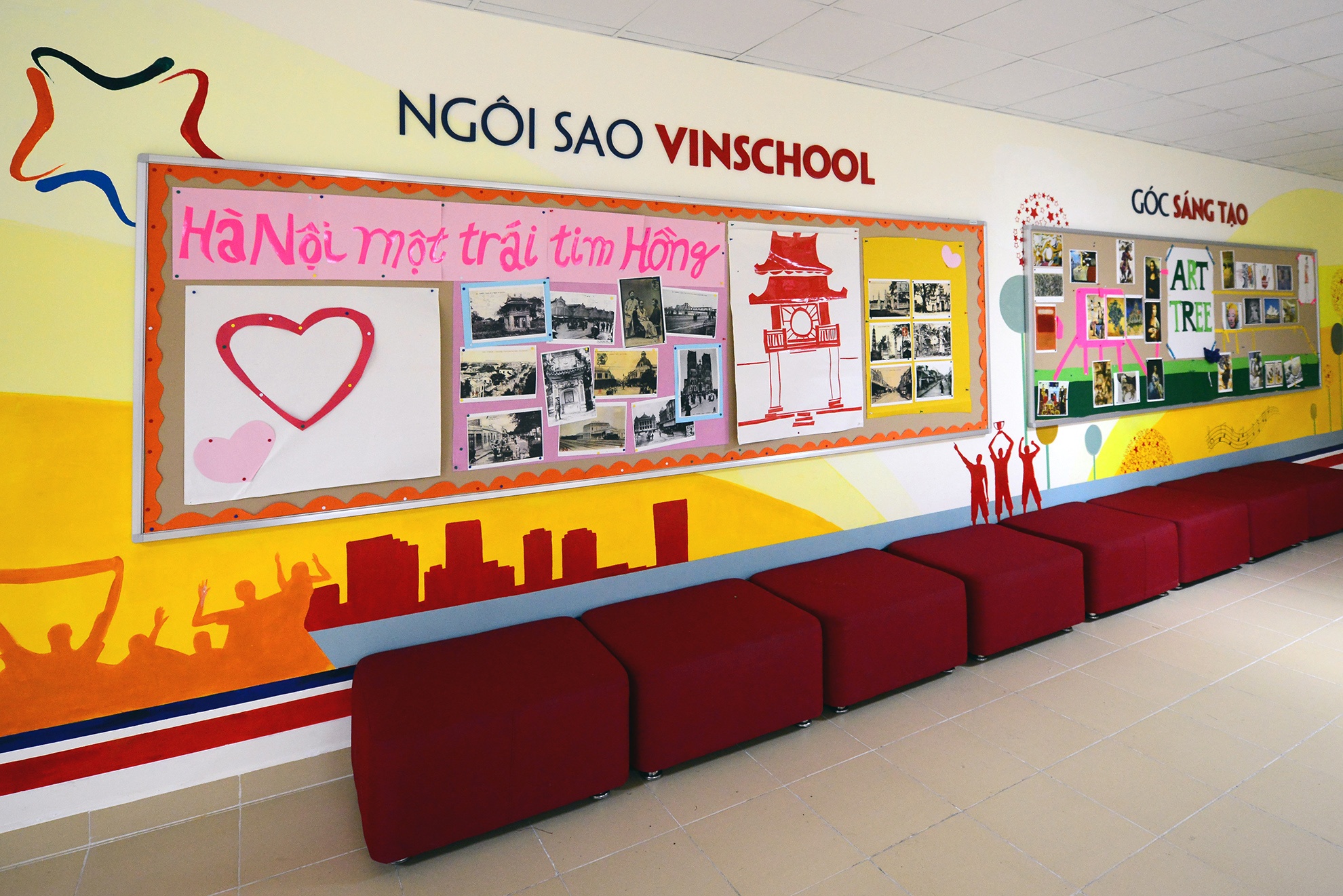 Các hành lang kết nối không gian chung không chỉ là nơi học sinh vui chơi giữa giờ mà còn trở thành góc sáng tạo. Tại đây, các em có thể thỏa sức trang trí bằng tranh vẽ, hình ảnh ngộ nghĩnh về lớp học của mình.