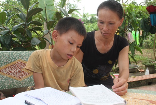 'Bat den' nha truong vi con hoc lop 5 van khong biet doc hinh anh
