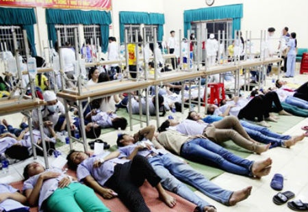 Gan 260 cong nhan nhap vien vi ngo doc thuc pham hinh anh