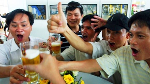 Vi sao nguoi say ruou thuong noi nhieu va hanh dong ky quac? hinh anh