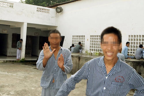 Tam than vi nghien ruou quoc lui hinh anh
