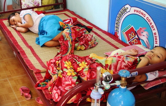 Nhieu hoc sinh choang sau khi tiem vacxin soi, rubella hinh anh