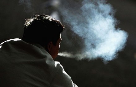 Khong nen so tang can khi cai thuoc la hinh anh