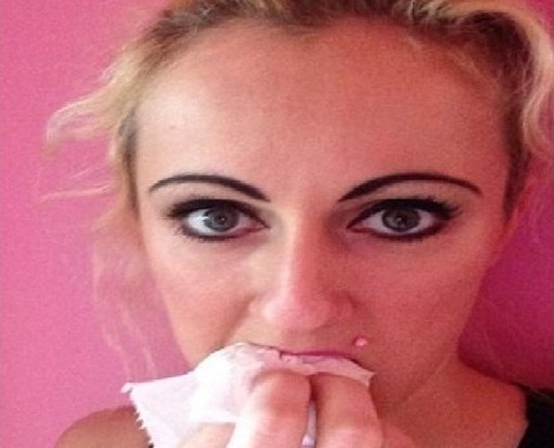 Co thai them an... giay ve sinh hinh anh