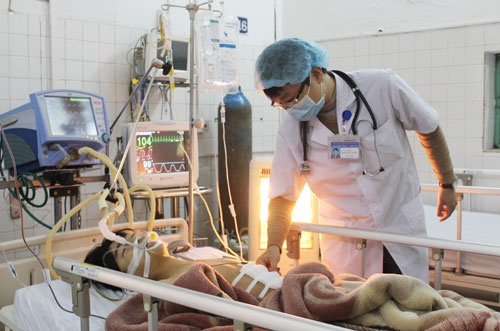 Mo cap cuu thanh cong mot thieu nien bi dan gam vao bung hinh anh