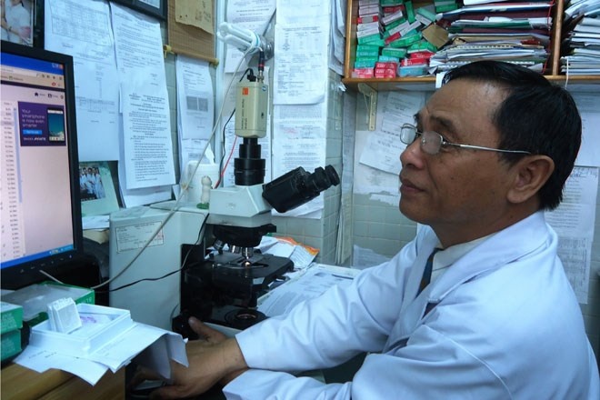 Bac si chi tro chuyen voi tu thi hinh anh