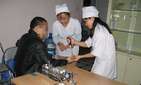 Am tham hien tinh trung cho anh trai, ca nha ban loan hinh anh