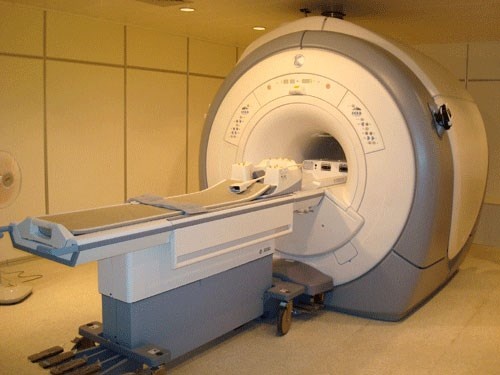 Theo các chuyên gia, khi phát hiện những dấu hiệu trên, tốt nhất nên tìm gặp bác sĩ chuyên khoa thần kinh để tiến hành thăm khám. Tại đây, chuyên gia sức khỏe sẽ tiến hành chụp cộng hưởng từ (MRI) hoặc chụp cắt lớp (CT) nhằm phát hiện khối u não. Tùy vào sức khỏe, tình trạng bệnh, bác sĩ sẽ chỉ định thực hiện xạ trị nhắm mục tiêu, hóa trị hoặc phẫu thuật cần thiết để loại bỏ khối u..