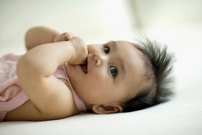 Khi nao co the dua tre so sinh ra ngoai? hinh anh