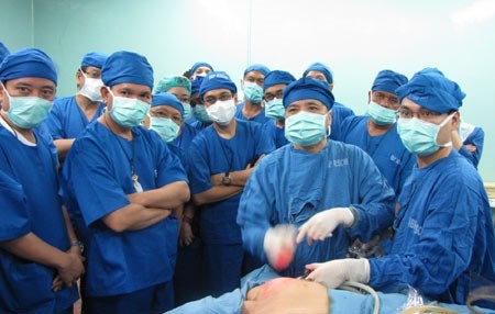 Bác sỹ TS Trần Ngọc Lương thực hiện một ca phẫu thuật nội soi cho bệnh nhân bướu cổ. Ảnh HNM.