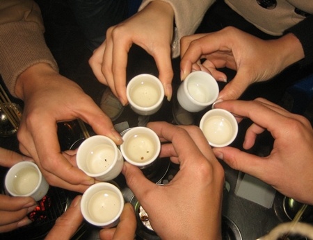 IQ thap uong nhieu ruou? hinh anh