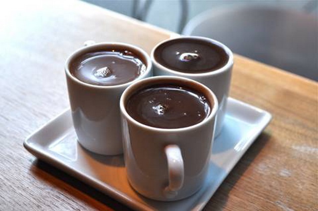 Cai thien tri nho nho chocolate nong hinh anh