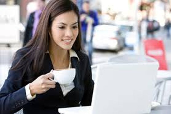 Những loại thức uống giàu caffeine như cà phê và trà có thể khiến con người mệt mỏi. Chúng cho phép tỉnh táo trong nháy mắt, và kéo dài từ 1 - 2 giờ đồng hồ, nhưng sau đó cơ thể sẽ khó có thể tiếp cục chống cự qua vài tiếng sau. Nếu cần thiết phải uống một tách cà phê, nên uống từng ngụm nhỏ trong một thời gian dài để duy trì khả năng tỉnh táo.