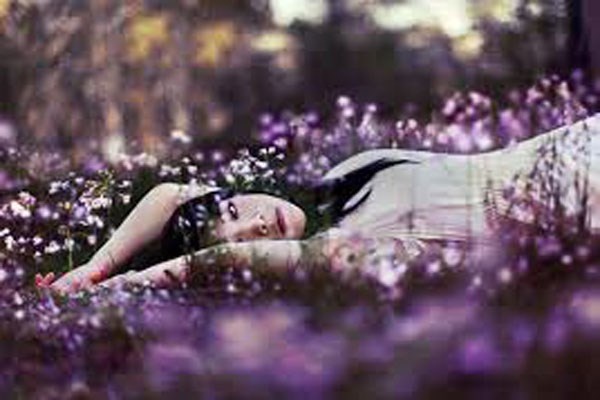 2. Phụ nữ có DNA mang mùi hương hấp dẫn hơn đàn ông và mỗi gen lại quyết định mùi hương cơ thể khác nhau. Đó là lý do các chàng trai luôn hấp dẫn bởi mùi hương đặc biệt của phái nữ.