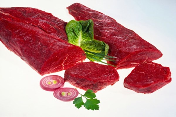 Những dạng thực phẩm thịt đỏ chứa chất béo cao như thịt bò và món hamburger có thể khiến bạn trở nên uể oải, đờ đẫn. Cơ thể mất nhiều năng lượng để phân giải chúng, nên toàn bộ năng lượng đều tập trung vào công việc này. Thay vào đó, bạn nên ăn cá hồi nếu cần bổ sung thịt đỏ.