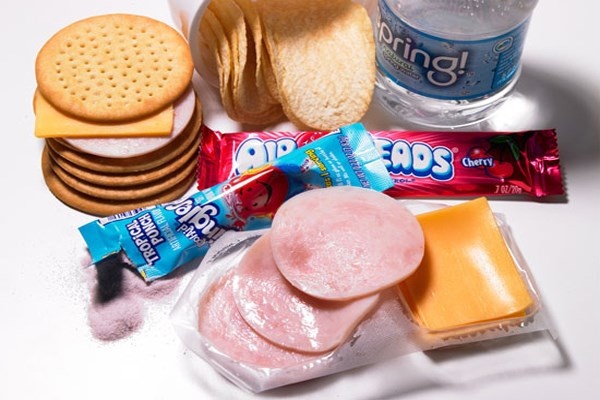 Ăn nhiều đồ ngọt sau bữa trưa có thể nhanh chóng đưa bạn vào giấc ngủ. Đường vào cơ thể sẽ kích hoạt insulin, giải phóng quá nhiều amino a xít tryptophan trong não, từ đó khiến con người buồn ngủ. Nếu thật sự thích ăn tráng miệng ngọt, nên đợi đến bữa chiều, khi không phải bận rộn việc làm.