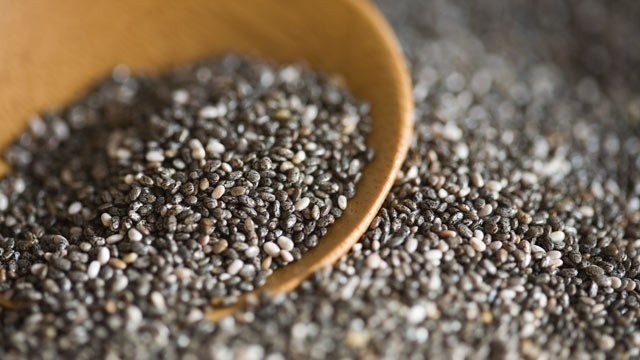 Hạt chia, dầu hạt lanh và gai dầu có chứa các axit béo omega 3, được mệnh danh là siêu thực phẩm trong cuộc chiến chống viêm. Bạn có thể thêm chúng vào món salad, súp hay một ly sinh tố hàng ngày.