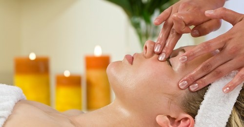 Massage bằng tinh dầu. Khi chúng ta ngày càng lớn tuổi, mức độ estrogen cũng suy giảm dần, làn da sẽ trở nên khô cứng hơn bởi các tuyến dầu sẽ hoạt động kém đi. Lúc này, việc dùng tinh dầu thiên nhiên là điều cực kỳ cần thiết, bạn có thể dùng tinh dầu dừa, tinh dầu olive massage lên da trước khi tắm để trẻ hóa làn da của mình.