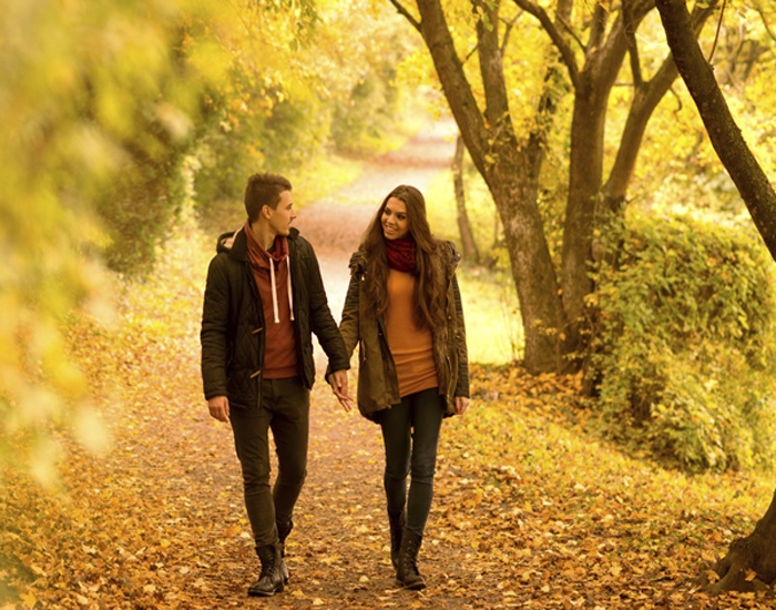 Nên đi bộ: đi dạo nhẹ khoảng nửa giờ sau bữa ăn tốt cho sức khỏe, không chỉ cải thiện tiêu hóa và giúp giảm cân, nó còn giúp làm dịu các vấn đề tiêu hóa như chứng khó tiêu hoặc đầy hơi. 