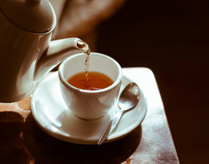 Không nên uống trà: lá trà có tính axit, làm các protein cứng lại, làm khó tiêu hóa. Trà cũng chứa polyphenol và tannin, mà liên kết với sắt trong thức ăn làm ngăn chặn hấp thụ, dẫn đến thiếu sắt.