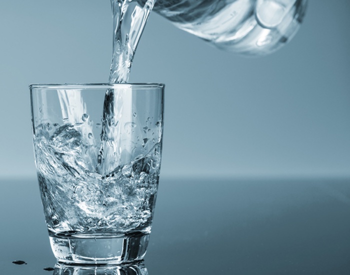   Không nên uống quá nhiều nước: Nên tránh uống nhiều nước trong hoặc sau bữa ăn của bạn, vì nước nhiều làm loãng dịch tiêu hóa, làm việc tiêu hóa khó khăn hơn