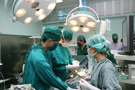 Cat bo tinh hoan vi gai bo ket hinh anh