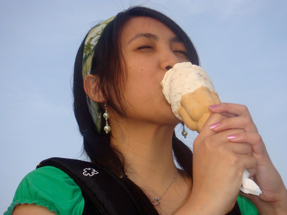 Meo nho giam e buot rang khi an do lanh hinh anh