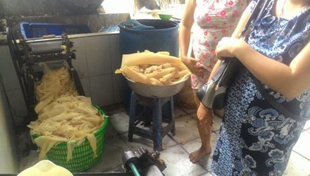 Da heo ngam hoa chat nhieu ngay truoc khi ban hinh anh